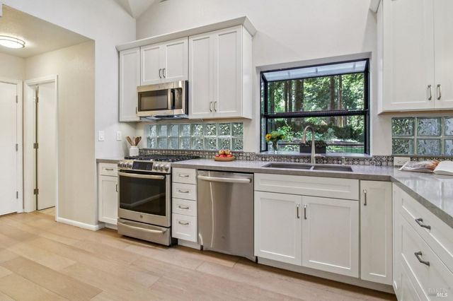 12480 Fiori Ln, Sebastopol, CA 95472