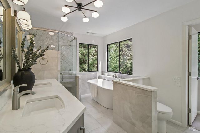 12480 Fiori Ln, Sebastopol, CA 95472