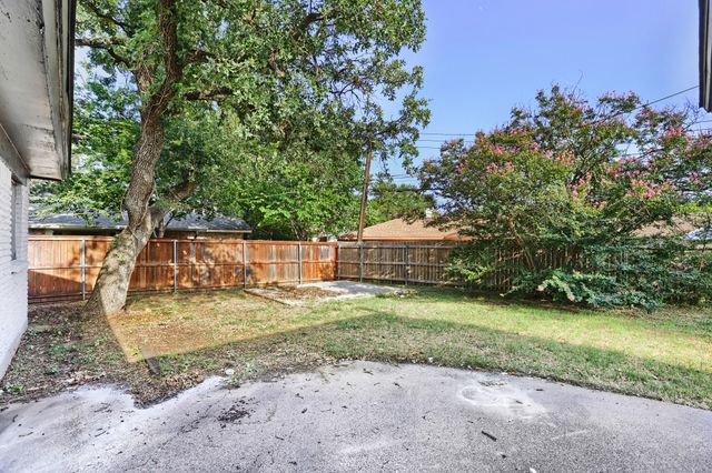 821 Oakwood Avenue, Hurst, TX 76053