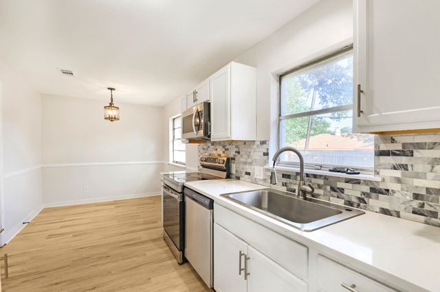821 Oakwood Avenue, Hurst, TX 76053