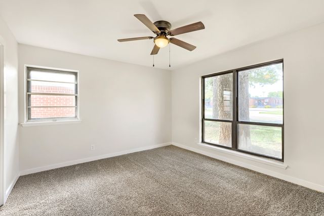 821 Oakwood Avenue, Hurst, TX 76053