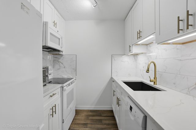 1043 S York Road 402, Bensenville, IL 60106