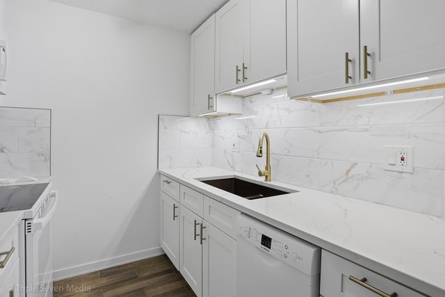 1043 S York Road 402, Bensenville, IL 60106