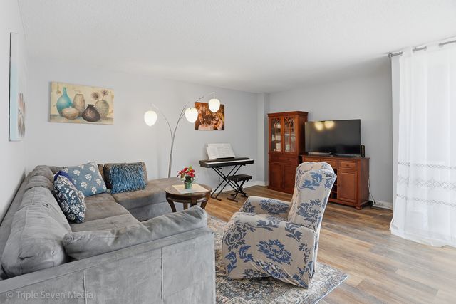 1043 S York Road 402, Bensenville, IL 60106