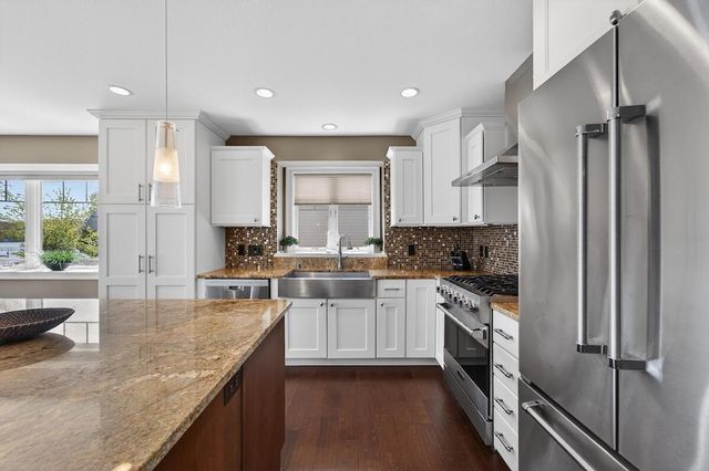5704 Lake DRIVE, West Bend, WI 53095