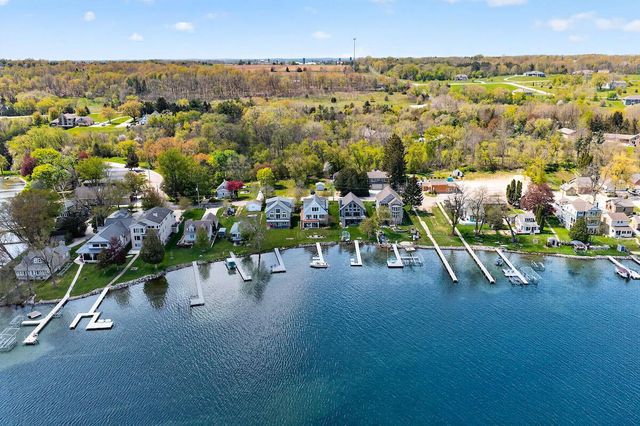 5704 Lake DRIVE, West Bend, WI 53095