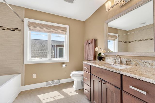 5704 Lake DRIVE, West Bend, WI 53095