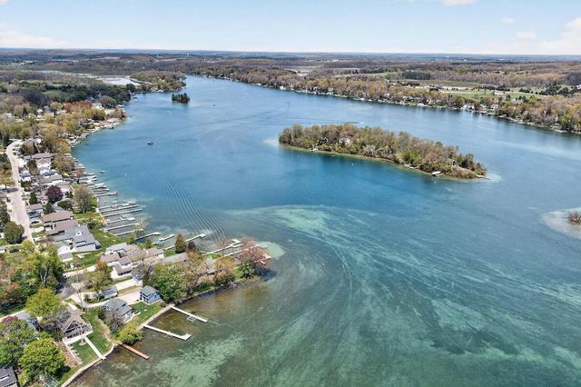 5704 Lake DRIVE, West Bend, WI 53095