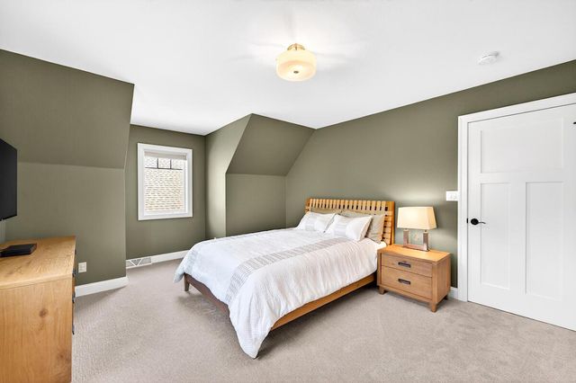 5704 Lake DRIVE, West Bend, WI 53095