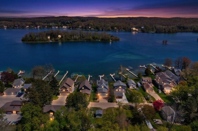 5704 Lake DRIVE, West Bend, WI 53095