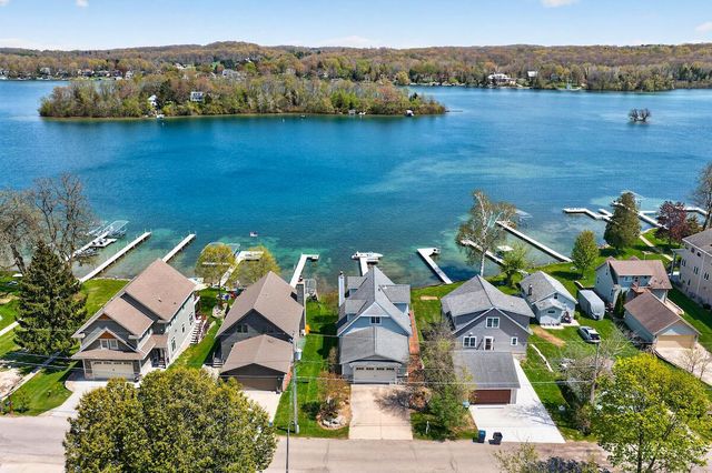 5704 Lake DRIVE, West Bend, WI 53095
