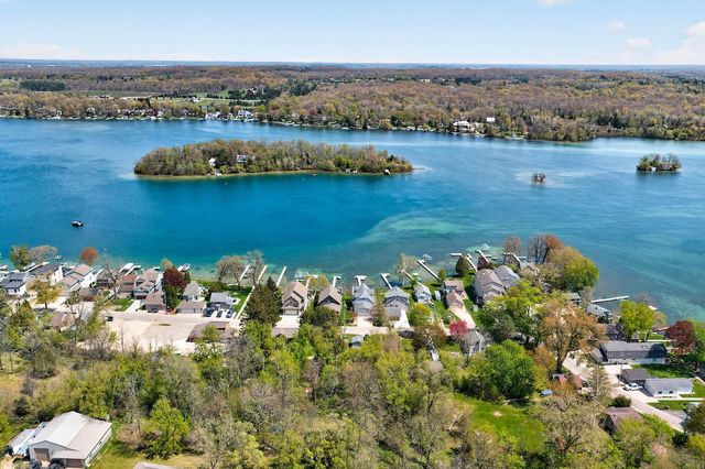 5704 Lake DRIVE, West Bend, WI 53095