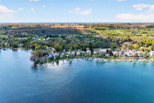 5704 Lake DRIVE, West Bend, WI 53095