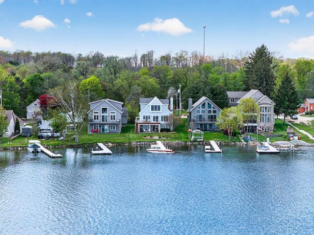 5704 Lake DRIVE, West Bend, WI 53095