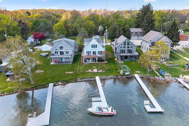 5704 Lake DRIVE, West Bend, WI 53095