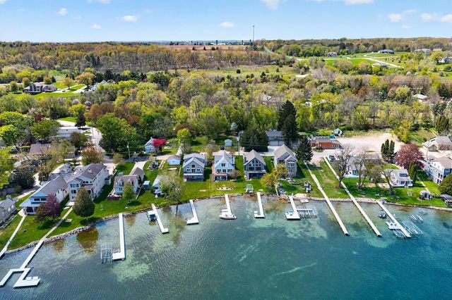 5704 Lake DRIVE, West Bend, WI 53095