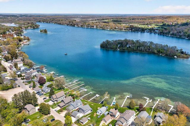 5704 Lake DRIVE, West Bend, WI 53095