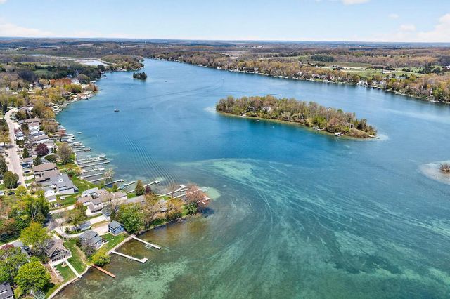 5704 Lake DRIVE, West Bend, WI 53095