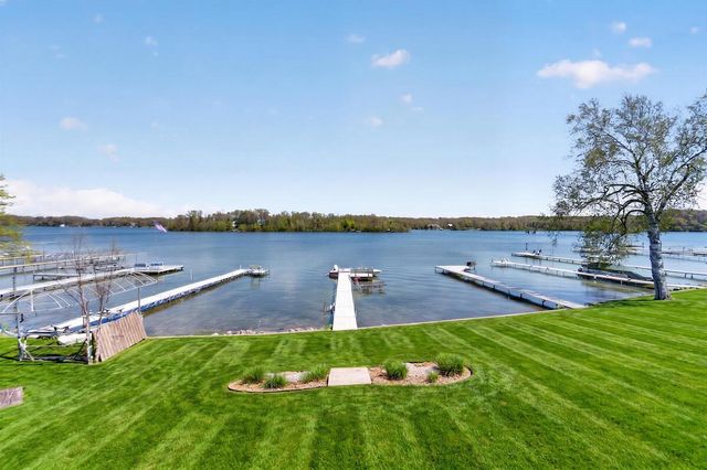 5704 Lake DRIVE, West Bend, WI 53095