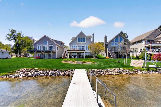 5704 Lake DRIVE, West Bend, WI 53095