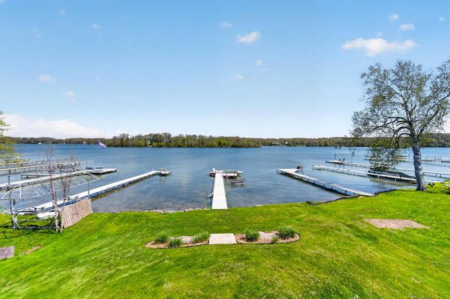 5704 Lake DRIVE, West Bend, WI 53095