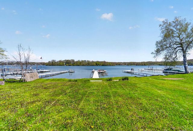 5704 Lake DRIVE, West Bend, WI 53095