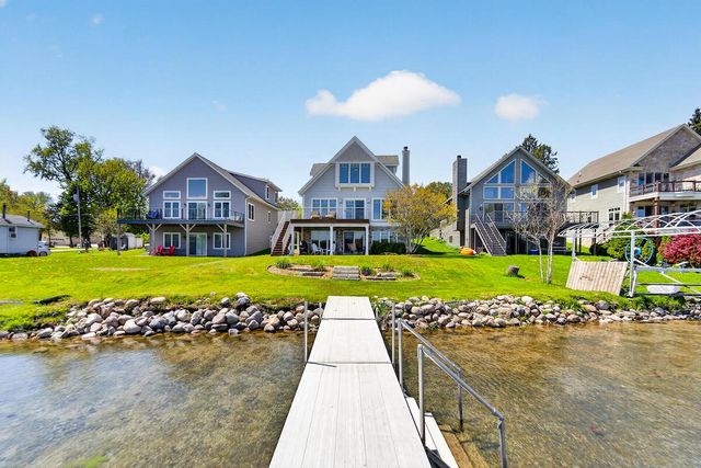 5704 Lake DRIVE, West Bend, WI 53095