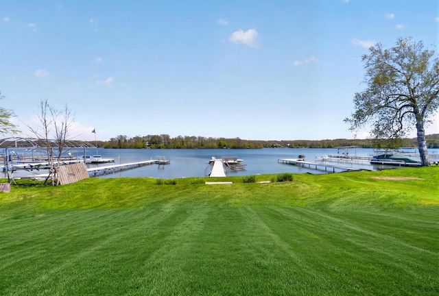 5704 Lake DRIVE, West Bend, WI 53095
