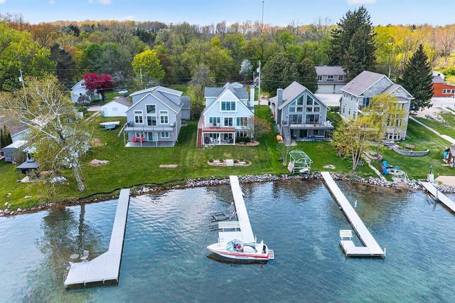 5704 Lake DRIVE, West Bend, WI 53095