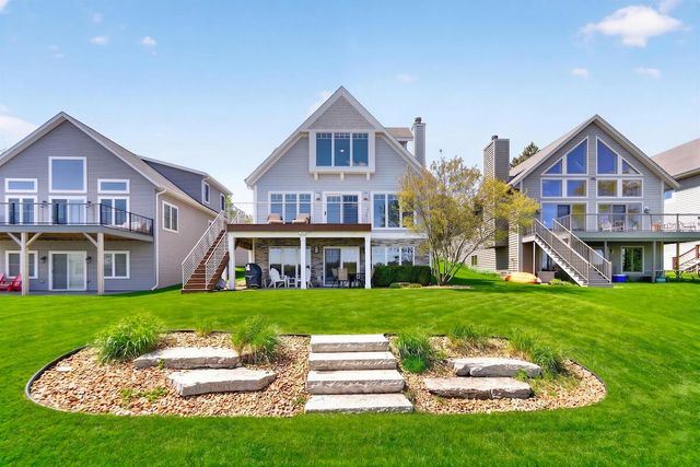 5704 Lake DRIVE, West Bend, WI 53095