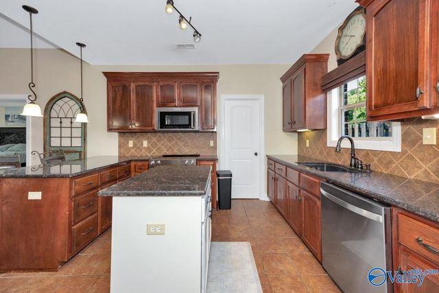 6610 Lizzie Lane, Owens Cross Roads, AL 35763