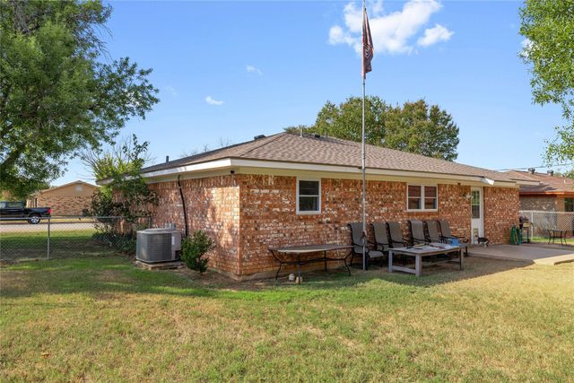 3820 Country Side Drive, Brownwood, TX 76801