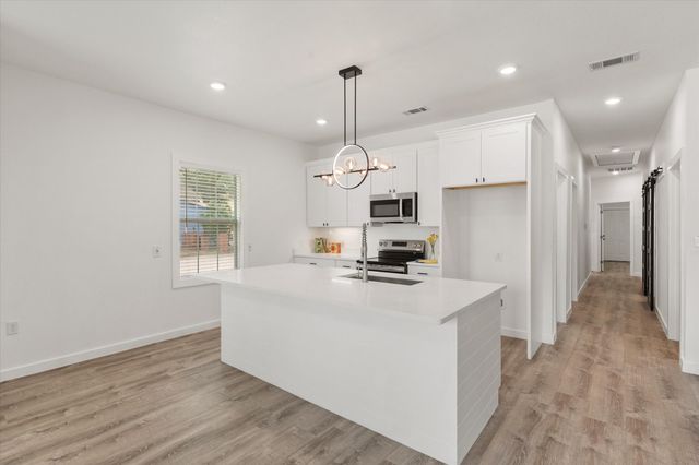 1027 W 2nd Avenue, Corsicana, TX 75110