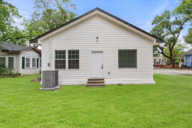 1027 W 2nd Avenue, Corsicana, TX 75110