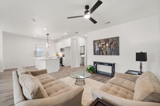 1027 W 2nd Avenue, Corsicana, TX 75110