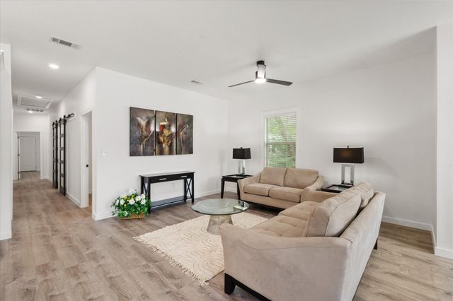 1027 W 2nd Avenue, Corsicana, TX 75110