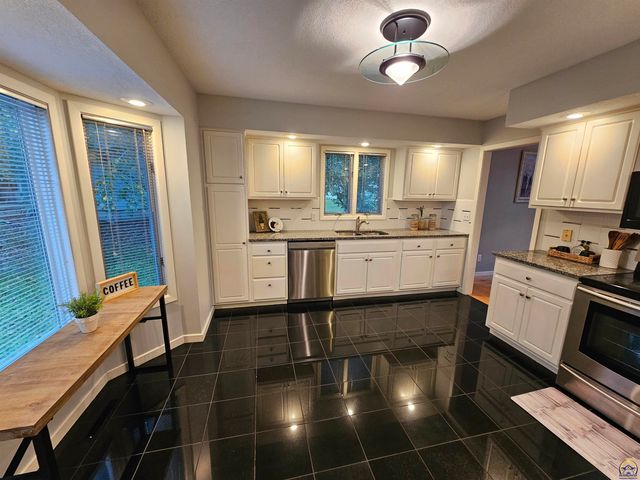 2309 Sunset Lake Drive, Emporia, KS 66801