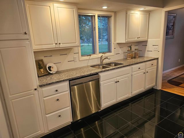 2309 Sunset Lake Drive, Emporia, KS 66801