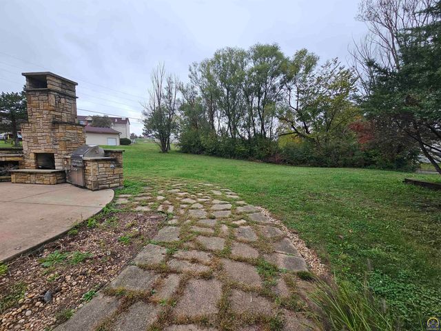 2309 Sunset Lake Drive, Emporia, KS 66801