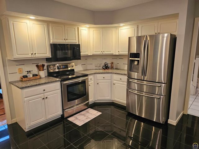 2309 Sunset Lake Drive, Emporia, KS 66801