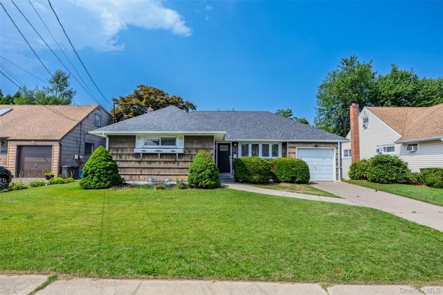 9 Leeds Lane, North Babylon, NY 11703