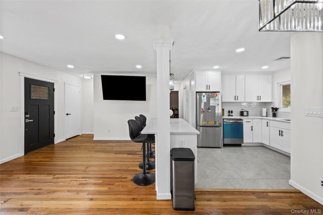 9 Leeds Lane, North Babylon, NY 11703