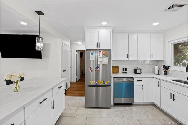 9 Leeds Lane, North Babylon, NY 11703