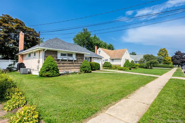 9 Leeds Lane, North Babylon, NY 11703