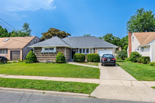 9 Leeds Lane, North Babylon, NY 11703
