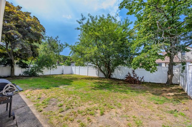 9 Leeds Lane, North Babylon, NY 11703