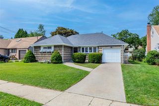 9 Leeds Lane, North Babylon, NY 11703