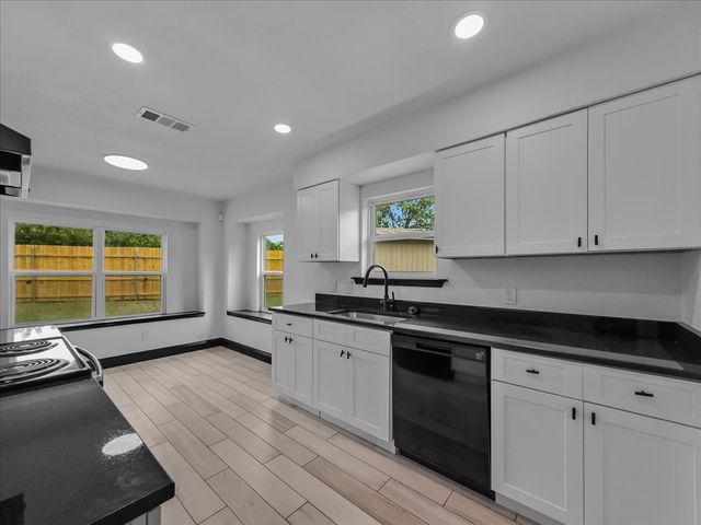 3950 Cypress Wood Court, Fort Worth, TX 76133