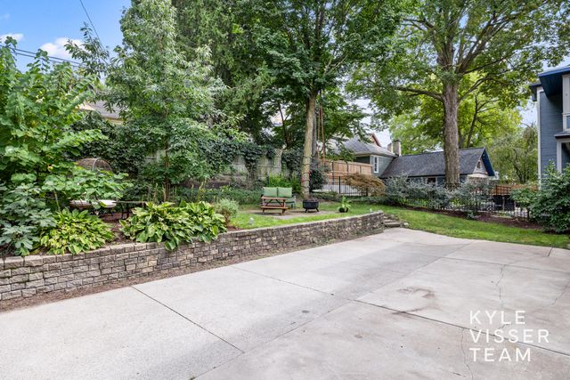 228 Madison Avenue SE, Grand Rapids, MI 49503
