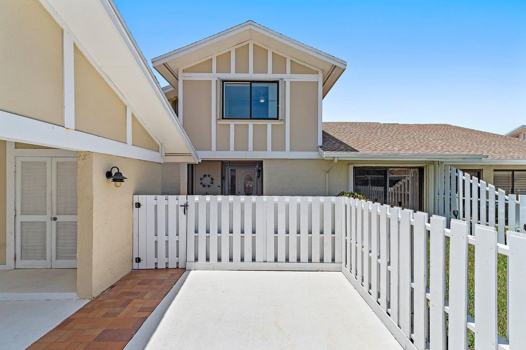 17205 Hilliard Terrace, Jupiter, FL 33477